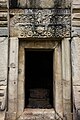 La porte d'entrée, surmontée d'un linteau représentant Indra