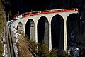 13. St. Moritz és Chur között Regio Express szerelvénnyel közlekedő RhB Ge 4/4 III villamosmozdony a Landwasser-viadukton (Svájc) (javítás)/(csere)