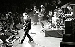 Suede performing at the Royal Albert Hall, March 2010. From left to right: بریت اندرسون, Richard Oakes, Neil Codling, Mat Osman and Simon Gilbert.