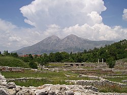 Sito archeologico di Alba Fucens e il monte Velino