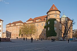 Castillo Antiguo de Stuttgart, residencia de los condes desde el gobierno de Everardo I (muerto en 1325). El aspecto actual ha sido muy modificado, con la supresión de los fosos y el estilo renacentista.