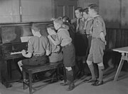 Scouts jouant du piano (Longueuil, 1938)