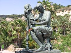 La puntaire (1972), de Josep Viladomat, Jardins Mossèn Costa i Llobera.