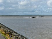 Blick vom Ostrand der Leybucht zur künstlichen Halbinsel Leyhörn