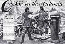 Publicidade mostrando dois homens no deque de um navio, com montanhas geladas em fundo. Os homens deitam servem-se de bebidas. No anúncio pode ler-se "Oxo in the Antarctic"