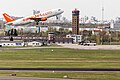 Landebahn und alter Tower am Flughafen Schönefeld