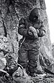 Uno dei durissimi bivacchi che Andrea Oggioni (nella foto) e Josve Aiazzi effettuavano per poter completare le loro ascese. Foto scattata da Josve sulla torre Bignami nel settembre del 1956.