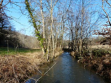 Au sud du lieu-dit Tabaterie, le Boulou marque la limite entre Paussac-et-Saint-Vivien (à gauche) et Brantôme en Périgord.