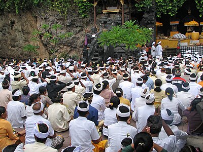 Persembahyangan ring Pura Goa Lawah