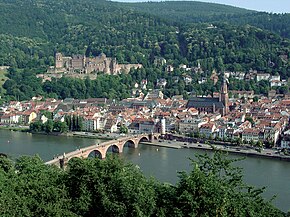 Вид с Philosophenweg («тропа философов») на Старый город с Гейдельбергским замком и Старый мост