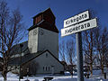 Kirche und Straßenschild auf Norwegisch und Russisch