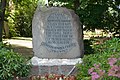 Gedenkstein in Mühlenbarbek für Johann Hinrich Fehrs; Beginn der Inschrift: FAST AS STEEN, STOLT AS DE EEK, SCHALL STÅN DIEN NÅM IN ILENBEK…
