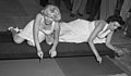 Marilyn Monroe e Jane Russell deixam suas marcas no concreto do pátio do Grauman's Chinese Theatre (1953).