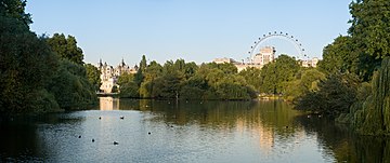 Tasik Taman St. James, memandang arah timur dari jambatan. Menara Shell dan Mata London dapat dilihat di belakang bangunan utama Foreign and Commonwealth Office.