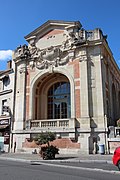 Façade de la salle du théâtre où figure l'épigraphe des architectes