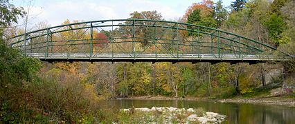 El puente Blackfriars Street es una estructura de hierro fundido de 1875, todavía en uso, que soporta el tráfico motorizado y peatonal en el centro de London, Ontario, Canadá.