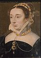 Diane de France, Duchesse d’Angoulême, um 1560. Ein vorn offener Stehkragen mit kleinem Krausbesatz ist eine Vorform der eigentlichen Krause. Besonders beliebt waren solche Halbkrausen in der französischen Damenmode.