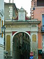 L'arco commemorativo in piazza Garibaldi, un tempo "piazza delle erbe"