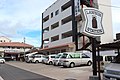 県立���術大学前店（沖縄県那覇市）。景観に配慮し赤瓦を使用している。看板の色も違う。