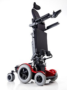 Una sedia a rotelle in piedi con 4 ruote motrici elettriche e funzioni per posizionare il disabile in piedi