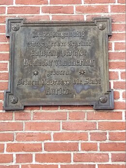 Plaquette aan de muur van het pand dat nu staat op de locatie van Rudolf von Jhering's geboortehuis te Aurich.