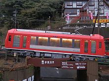 駅のすぐ西側の勾配を通過する車両（2014年）