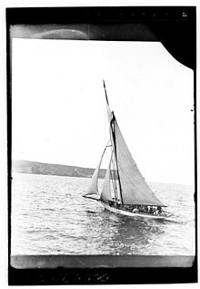 AKARANA with North Head, Sydney, in the background (6798721926).jpg