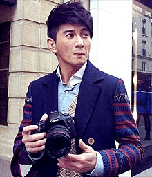 Nicky Wu dengan kamera Canon di jalanan Paris (2012)