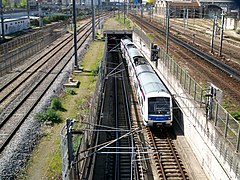 Une rame Z 22500, sort du tunnel parisien voie 1, en avril 2008. À l'extrême gauche, la trémie de la voie 2 permet d'accéder au tunnel.