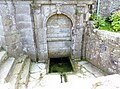 La fontaine de dévotion accolée à la chapelle Saint-Jean-Baptiste.