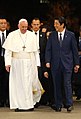 Papa Francesco in abito talare bianco, insieme con Shinzō Abe