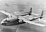 Fairchild C-119 Flying Boxcar, ett amerikanskt transportflygplan med lastdörrar mellan stjärtbommarna.