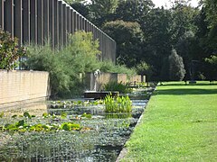 Ausblick auf den Wassergarten entlang der Westseite des Geländes in Richtung der kleinen Brücke