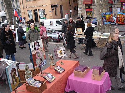 Le marché de la création, un marché d'art, a lieu tous les dimanches matin sur le quai.