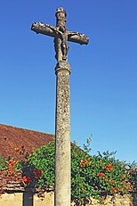 Croix de place à double face près de la mairie.