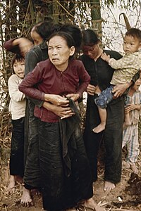 Dones i nens vietnamites no identificats abans de ser assassinats pels estatunidencs a la massacre de Mỹ Lai, 1968