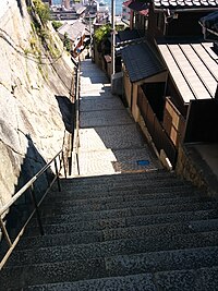 千光寺新道。大正時代に商人が茶園（別荘）を築いた際に石垣・石段などが整備され[116]、現代に入り再整備された。