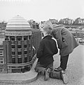 Een miniatuur in Madurodam van het gebouw van de Haagsche Courant op de hoek van de Wagenstraat en de Grote Marktstraat.