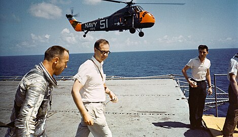 A repülés után immár biztonságban a USS Lake Champlain fedélzetén