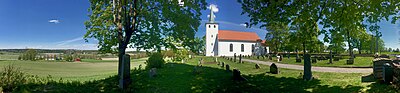 Fra kirken er det utsyn mot landbruksområder, E18 og næringsparken på Borgeskogen i vest. Fordreid panorama: Mai 2019