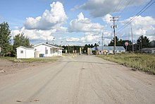 Un poste de douane sur une route de gravier.