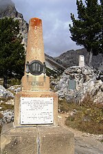 Stele auf der Passhöhe