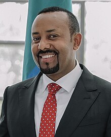 Photographie d'Abiy Ahmed, Premier ministre éthiopien, un homme de couleur de peau noire, aux cheveux et à la barbe noire.