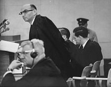 Gid'on Hausner (stojící) během procesu s Adolfem Eichmannem