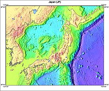 Топографічна карта Японії та навколишнього океану та суходолу, що показує різні висоти різними кольорами.