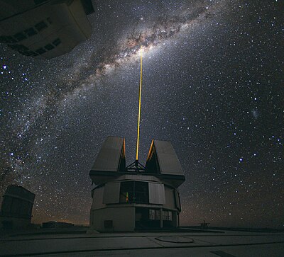 'n Laser word gestuur tot die sentrum van die Melkweg vanuit die koepel Yepun van die Paranal-observatorium op die gelyknamige berg in Chili.