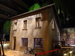 La maison du passage à niveau remplacé par le pont Albert a été conservée lors de la construction du musée Train World.