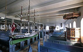 Innenraum der Kirche von Sønderho mit Segelschiffmodellen