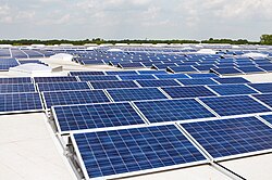 Mòduls solars fotovoltaics muntats en un pis amb teulada de 9+10=21.