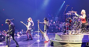 Aerosmith během koncertu v Las Vegas, 2019 Zleva-doprava: Joe Perry, Tom Hamilton, Brad Whitford, Steven Tyler, Joey Kramer